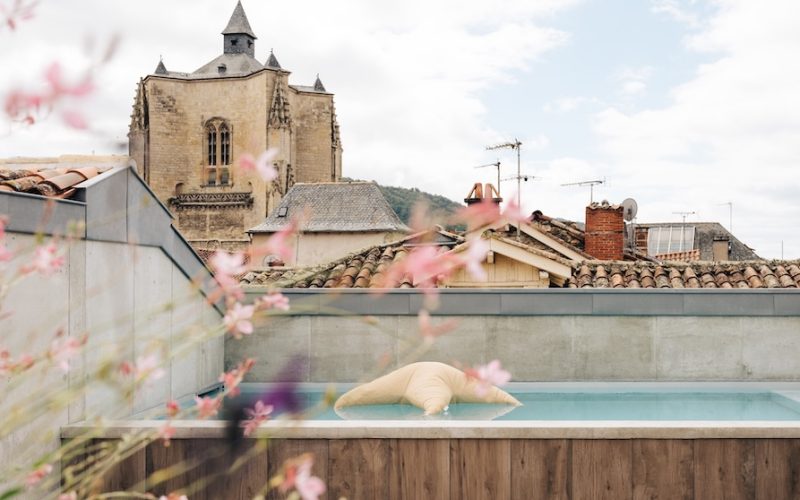 Photo de la psicine et de l'Hôtel Les Fleurines à Villefranche de Rouergue en Août 2023. Réalisé par Franck Tourneret, Photographe à Villefranche de Rouergue.